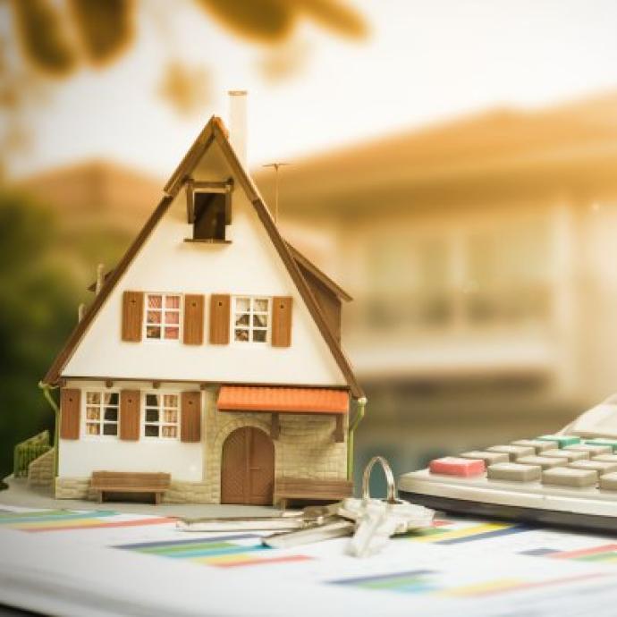 Huis met sleutels en rekenmachine